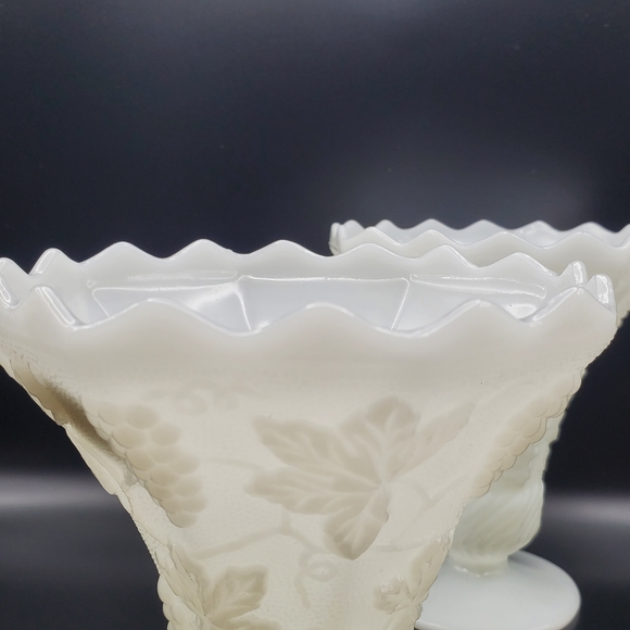 Anchor Hocking White Milk Glass Vase Vintage Grapes Ivy Pattern Anchorglass - Picture 10 of 10